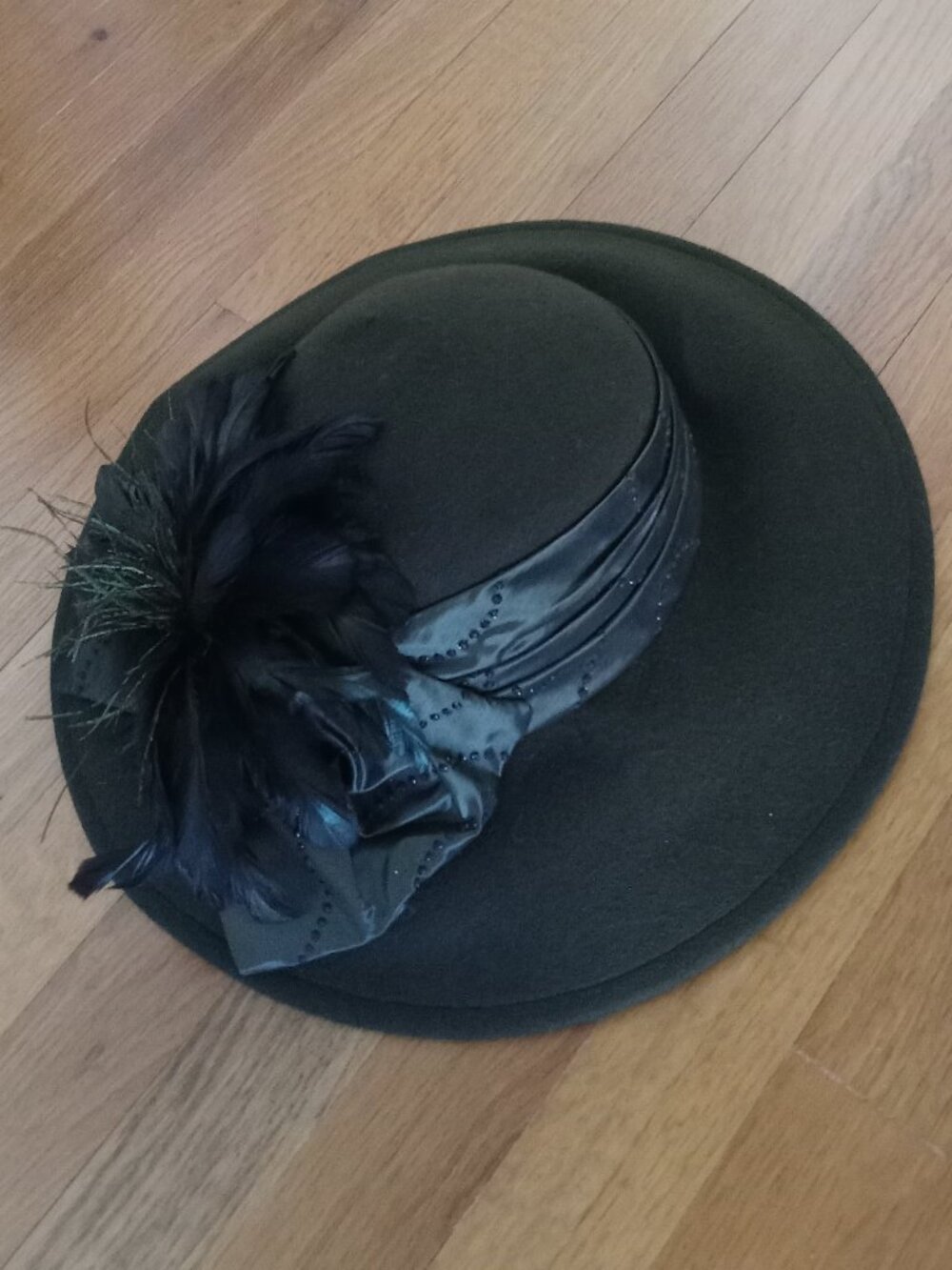 Feathered Loden Green Hat w/Sparkly Satin - like new!